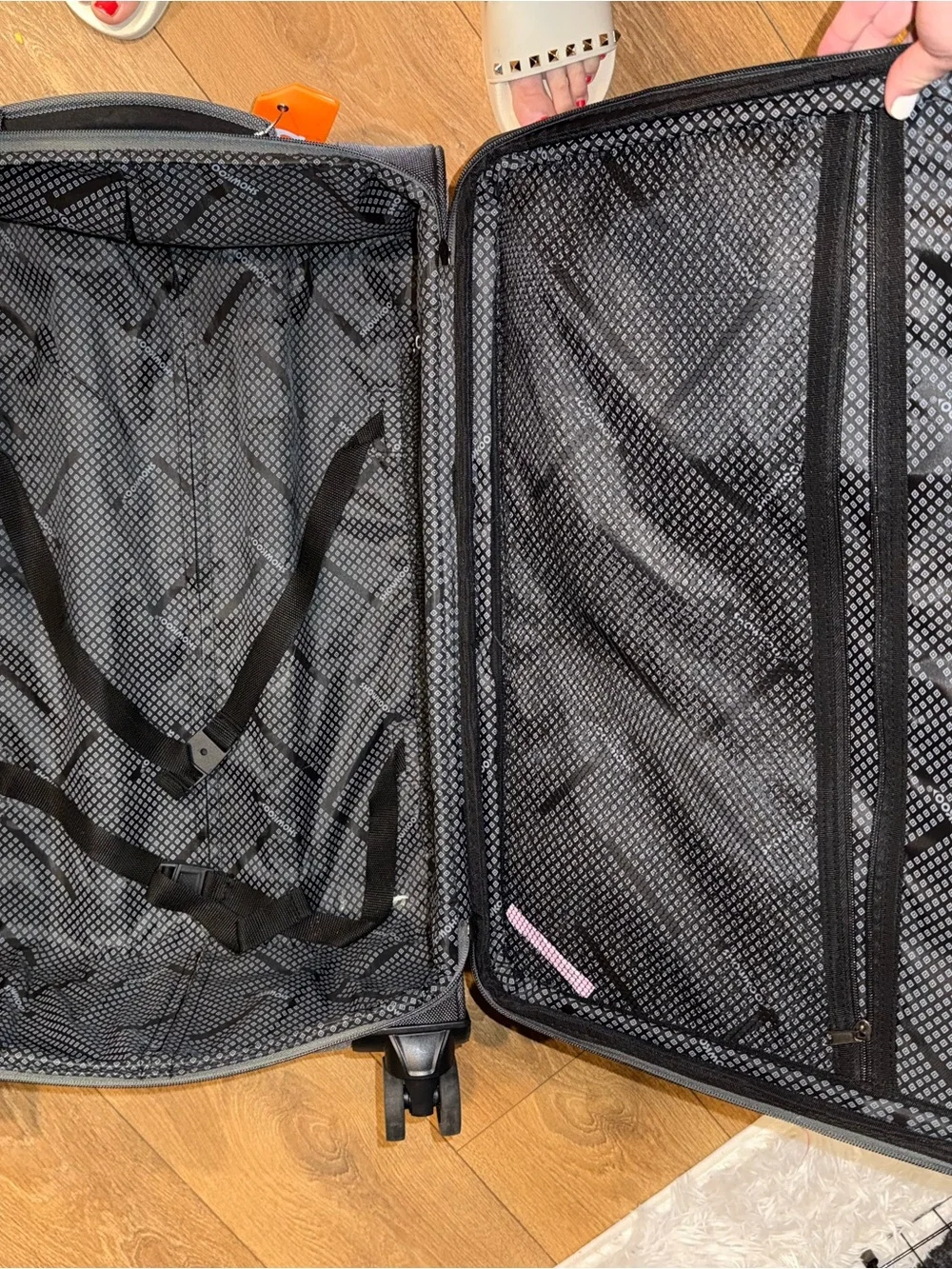 Shwood Gray Men’s Spinner Carry-On Travel Bag
